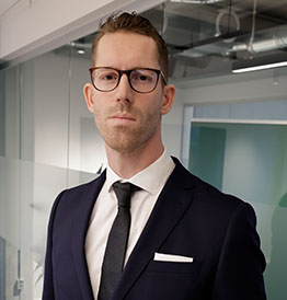 Bild på Henrik som är Kredinor Sveriges Head of Sales. Han har glasögon och slips på sig.